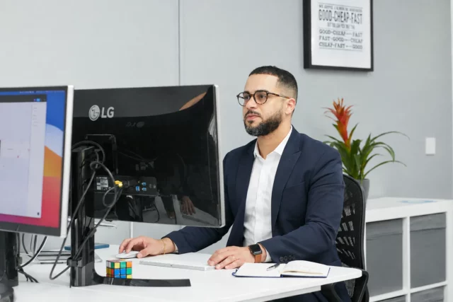 un développeur foncier à son bureau