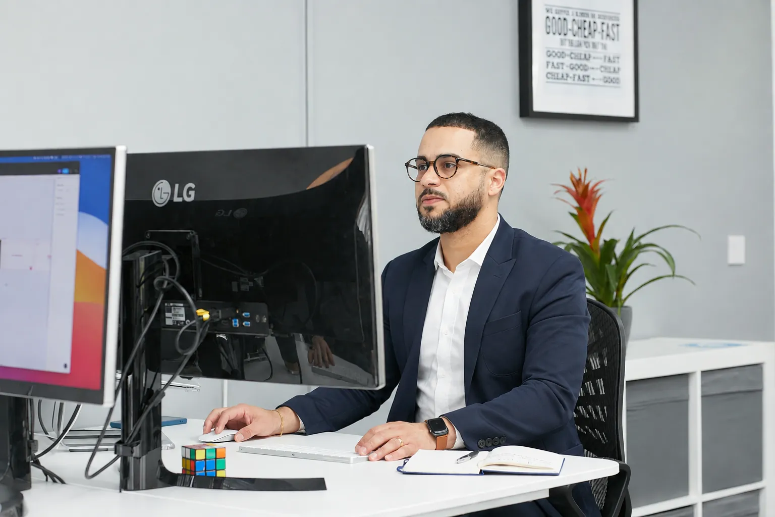 un développeur foncier à son bureau